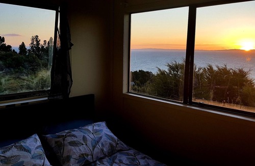 Waiomu Cabine | Bach with Stunning Sea Views in Conscious Community