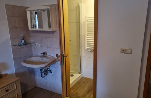Arnbruck Appartement | FeWo Bachblick1 - Holiday farm with large outdoor area, swimming pond, play hall and much more.