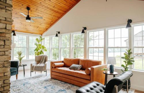 Cocolamus Maison | Back Country on 8 Acre - Stream, Pond & Animals