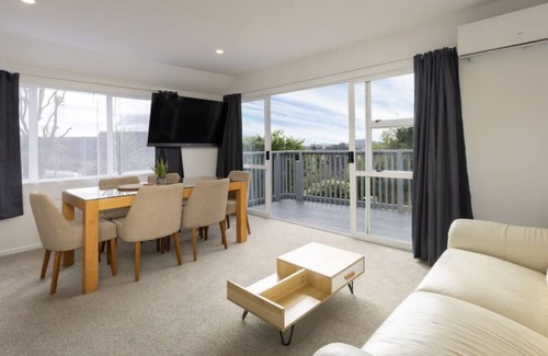 Mount Roskill Appartement | Back House 1564 · The Cottage: 4 Bedroom 3 bath Mount Roskill