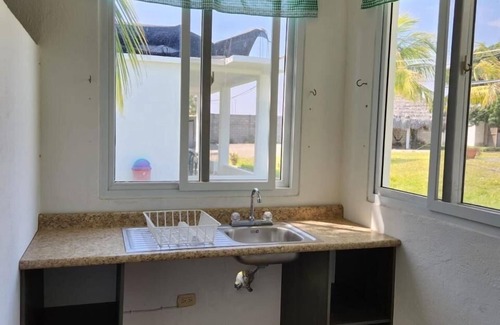 El Hawaii Maison | Backpackers Hostel Pool and Parking Near Beach
