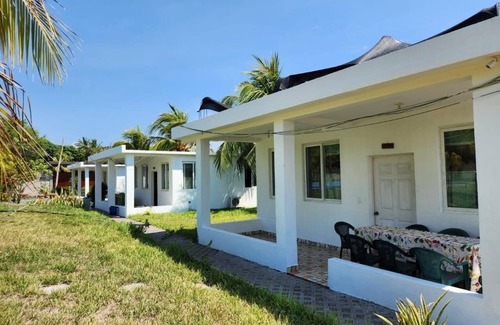 El Hawaii Maison | Backpackers Hostel Pool and Parking Near Beach