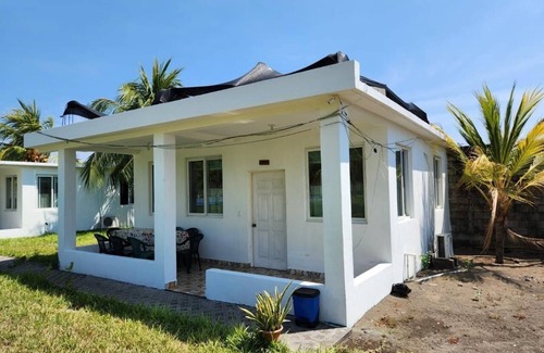 El Hawaii Maison | Backpackers Hostel Pool and Parking Near Beach