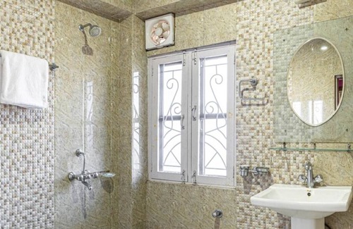 Taradevi Lit Et Petit-Déjeuner | Backwoods Suites : Serene retreat with breathtaking views.