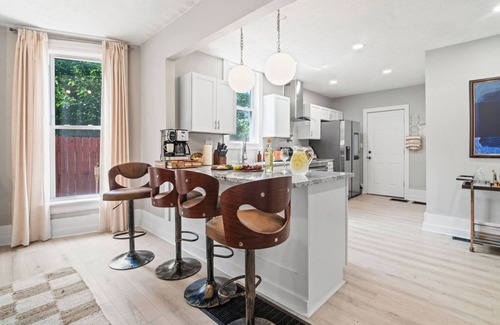 Near East Columbus Maison | Backyard Escape: Outdoor Movie, Dome, Mini Golf, hot tub, fire pit, grill, mural