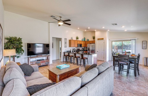 San Tan Valley Maison | San Tan Valley Accueil Animaux de compagnie w / Oasis Backyard!