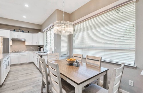 Arabian Views Maison | Backyard Oasis w/ Private Heated Pool & TV, Pool Table, Arcade Game, Near Golf, Dining & Mayo Clinic