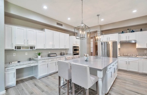 Arabian Views Maison | Backyard Oasis w/ Private Heated Pool & TV, Pool Table, Arcade Game, Near Golf, Dining & Mayo Clinic