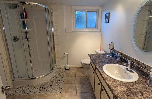 Kitchener Maison | Backyard Oasis with Pool, Hot tub & Fire table. 4 bedrooms, gym, & a yoga area!