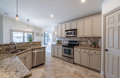 Circle Cross Ranch Maison | Backyard Paradise in the Valley! Pool/Jacuzzi!