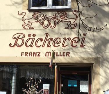 Heidenreichstein Appartement | Baeckerei Mueller - große Unterkunft mit mid century Charme, zentral, sehr gut für Familien, privat, Stadt&Natur, Café im Haus