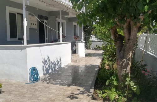 Aliaga Appartement | Bahçeli deniz kenarında daire