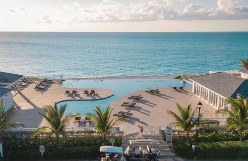 Alice Town Maison | Bahamian Rhapsody: 2-Story Treehouse in Prime Location Boat slip available 40ft