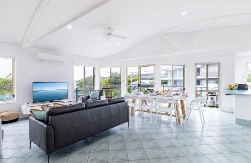 Fingal Bay Maison | Baia Villa air con WiFi and views of Fingal Beach