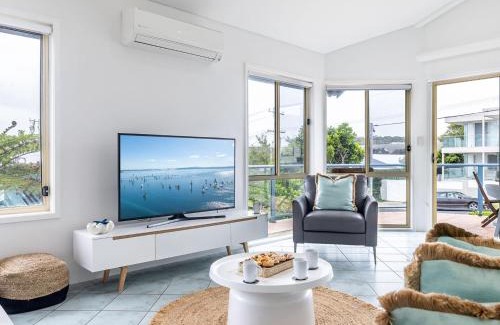 Fingal Bay Maison | Baia Villa air con WiFi and views of Fingal Beach