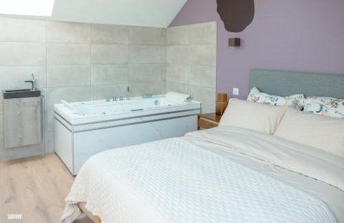 Pontarlier Appartement | Baignoire Balnéo romantic experience - L'époque