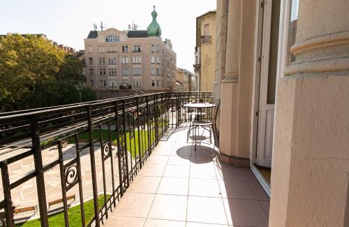Belso-Ferencvaros Appartement | Bakats Ter Apartment with Balcony Overlooking Church Square