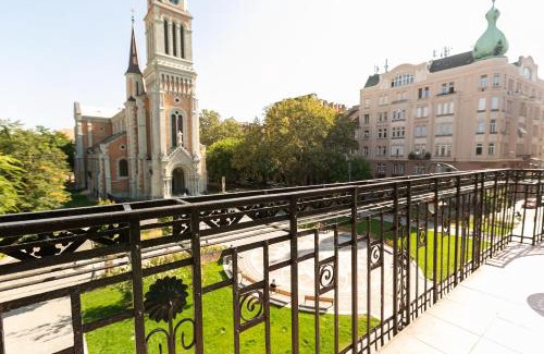 Belso-Ferencvaros Appartement | Bakats Ter Apartment with Balcony Overlooking Church Square