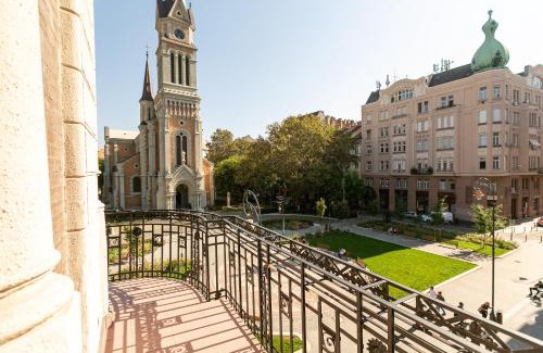 Belso-Ferencvaros Appartement | Bakats Ter Apartment with Balcony Overlooking Church Square