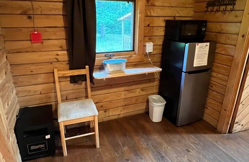 Helmsburg Cabine | Cabine-lit 2, pas de salle de bain, accès au pavillon de douche
