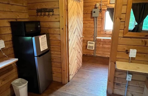 Helmsburg Cabine | Cabine-lit 2, pas de salle de bain, accès au pavillon de douche
