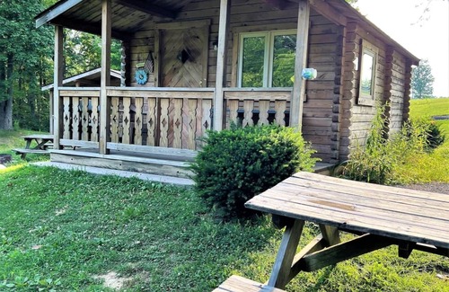 Helmsburg Cabine | Cabine-lit 2, pas de salle de bain, accès au pavillon de douche