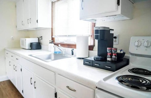 Nashua Appartement | Balcony, Fully Fenced Yard, Sleep 4, Walk to Downtown