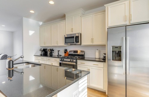 Gainesville Appartement | Balcony & Pool Access: Modern Gainesville Home