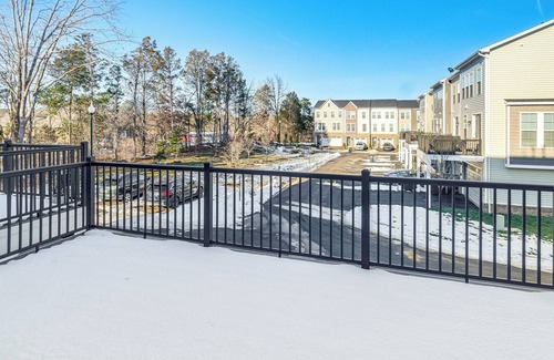 Gainesville Appartement | Balcony & Pool Access: Modern Gainesville Home