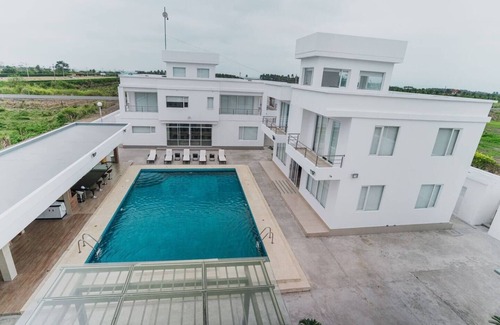 Cojimies Appartement | Balcony Room w/ outdoor pool and shared kitchen