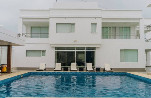 Cojimies Appartement | Balcony Room w/ outdoor pool and shared kitchen