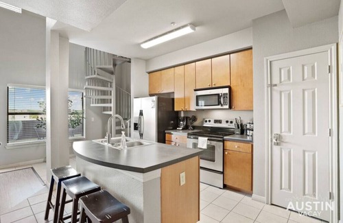 West Campus Appartement | Balcony Skyline View + Spiral Staircase + Near UT!