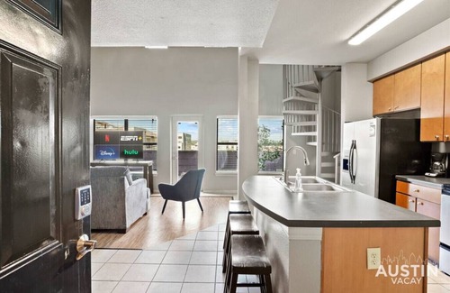 West Campus Appartement | Balcony Skyline View + Spiral Staircase + Near UT!