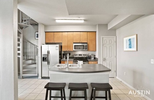 West Campus Appartement | Balcony Skyline View + Spiral Staircase + Near UT!