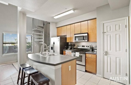 West Campus Appartement | Balcony Skyline View Spiral Staircase Near UT