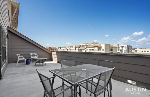 West Campus Appartement | Balcony Skyline View Spiral Staircase Near UT