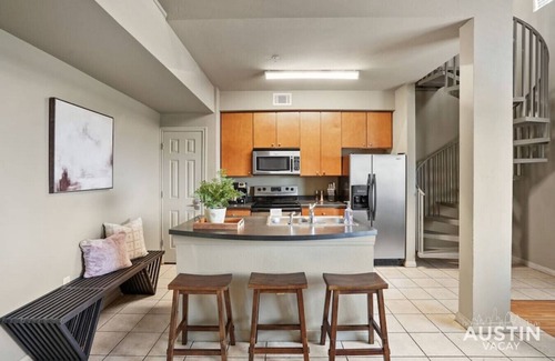 West Campus Appartement | Balcony Views + Ideal West Campus Austin Location!