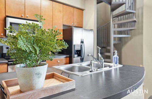 West Campus Appartement | Balcony Views + Ideal West Campus Austin Location!