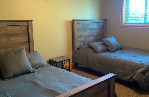 Baldwin City Cabine | Baldwin City's Tallgrass lodge