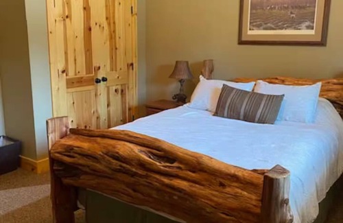 Baldwin City Cabine | Baldwin City's Tallgrass lodge