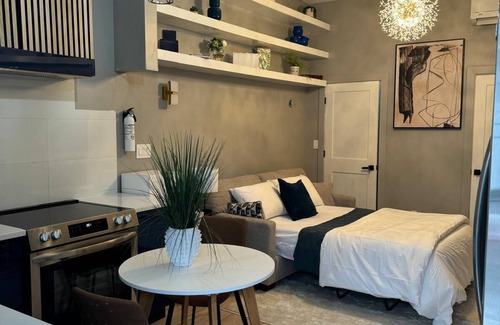 Baldwin Appartement | Baldwin's Bijou Studio Apartment w/ a/c, queen bed