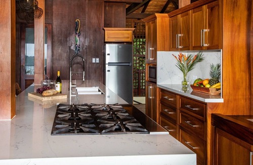 Manuel Antonio Villa | Villa de style balinais. Perché au-dessus de Rainforest avec vue panoramique et piscine.