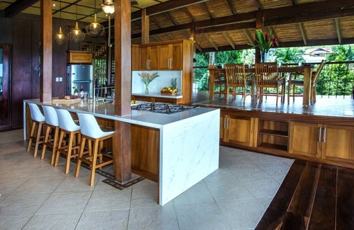Manuel Antonio Villa | Villa de style balinais. Perché au-dessus de Rainforest avec vue panoramique et piscine.