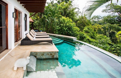 Manuel Antonio Villa | Villa de style balinais. Perché au-dessus de Rainforest avec vue panoramique et piscine.