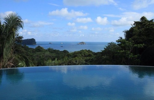 Manuel Antonio Villa | Villa de style balinais. Perché au-dessus de Rainforest avec vue panoramique et piscine.