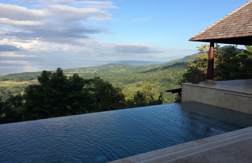 Hatillo Villa | Balinais Mountaintop Villa avec 100 miles de vue imprenable sur l'océan Pacifique.