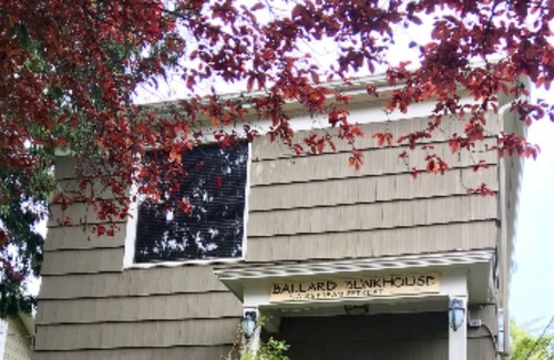 Ballard Maison | Ballard Bunkhouse 2 flats & Airstream trailer near ent. district. EV charger