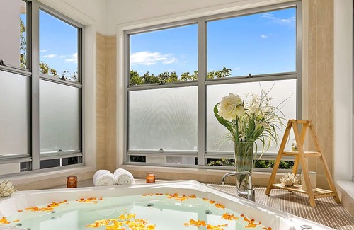 Morningside Maison | Balmoral House Retreat Pool & Spa