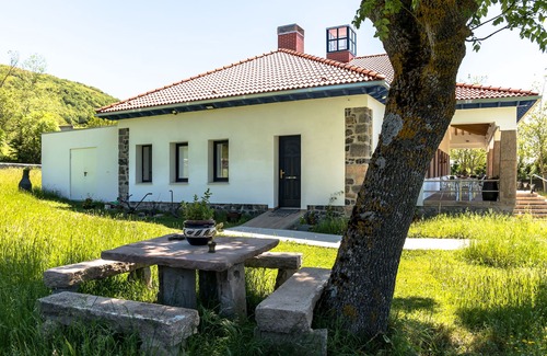 Fontibre Cottage | Balneario de Fontibre Rodeado de Finca Privada de 5.000 m2 con Jacuzzi y Terraza