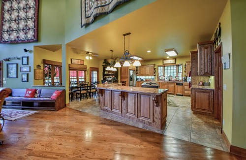 Tuscaloosa Maison | Bama Lakeside Retreat! PISCINES, LAC, BATEAU, GAMEROOM! Mis. État et Missouri disponibles.!
